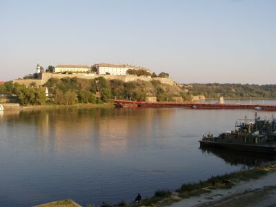 Die Petrovaradin-Zitadelle am rechten Donauufer