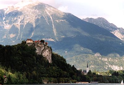Die Burg von Bled, dahinter die Karawanken